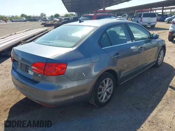 2014 Volkswagen Jetta SE z VIN 3VWD17AJXEM417724, wystawiony jako IAAI lot #42481164 z przebiegiem 98 613 mil mil oraz . Historia ofert i sprzedaży dostępna na DreamBid. Obrazek 4.