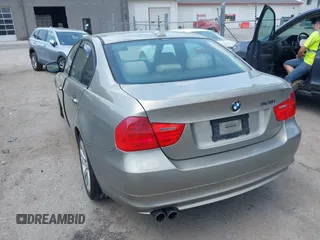 2009 BMW 3 Series 328i xDrive z VIN WBAPK53599A511983, wystawiony jako IAAI lot #42414508 z przebiegiem 164 130 mil mil oraz . Historia ofert i sprzedaży dostępna na DreamBid. Obrazek 3.