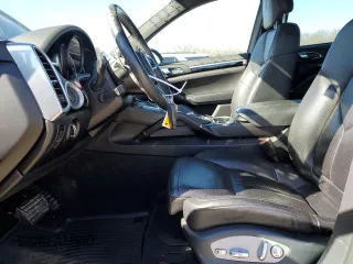 2017 Porsche Cayenne z VIN WP1AA2A25HKA81573, wystawiony jako Copart lot #44946605 z przebiegiem 119 146 mil mil oraz Szkoda całkowita • Salvage title. Historia ofert i sprzedaży dostępna na DreamBid. Obrazek 7.