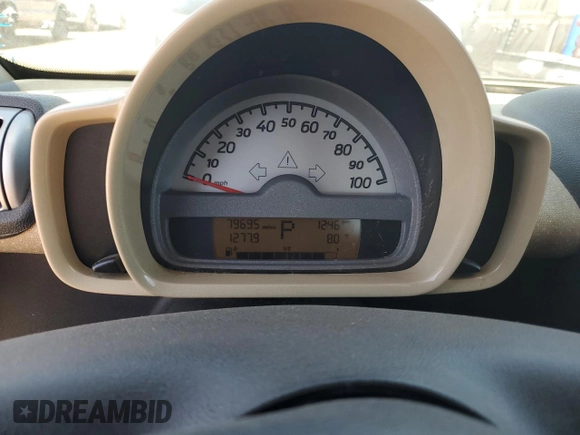 2009 Smart fortwo Pure z VIN WMEEJ31X39K233387, wystawiony jako Copart lot #46931285 z przebiegiem 79 695 mil mil oraz Tytuł czysty. Historia ofert i sprzedaży dostępna na DreamBid. Obrazek 9.