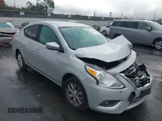 2017 Nissan Versa SV z VIN 3N1CN7AP2HL888254, wystawiony jako IAAI lot #41758302 z przebiegiem 131 440 mil mil oraz . Historia ofert i sprzedaży dostępna na DreamBid. Obrazek 1.