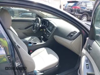 2015 Kia Optima LX z VIN KNAGM4A74F5590332, wystawiony jako IAAI lot #42304364 z przebiegiem 131 720 mil mil oraz . Historia ofert i sprzedaży dostępna na DreamBid. Obrazek 5.