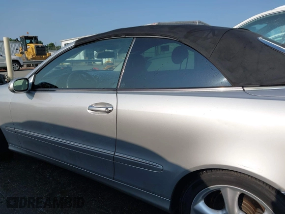 2005 Mercedes-Benz CLK 320 z VIN WDBTK65J85F150968, wystawiony jako IAAI lot #42390264 z przebiegiem 151 325 mil mil oraz . Historia ofert i sprzedaży dostępna na DreamBid. Obrazek 14.
