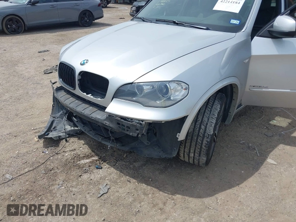2013 BMW X5 xDrive35i z VIN 5UXZV4C59D0E03876, wystawiony jako IAAI lot #42214184 z przebiegiem 127 480 mil mil oraz . Historia ofert i sprzedaży dostępna na DreamBid. Obrazek 6.