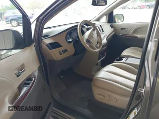 2012 Toyota Sienna XLE AAS z VIN 5TDYK3DC0CS275646, wystawiony jako IAAI lot #42116979 z przebiegiem 250 909 mil mil oraz . Historia ofert i sprzedaży dostępna na DreamBid. Obrazek 5.