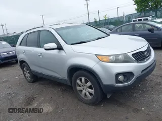 2011 Kia Sorento LX with VIN 5XYKTDA12BG059031, listed as a IAAI auction lot 42194720 with 220,000 mi miles. Bid and sale history available at carsss.com. Image 1.