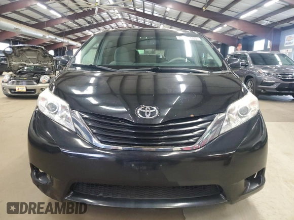 2014 Toyota Sienna LE AAS z VIN 5TDKK3DC9ES524468, wystawiony jako Copart lot #58170535 z przebiegiem 228 172 mil mil oraz Czysty tytuł • Clean title. Historia ofert i sprzedaży dostępna na DreamBid. Obrazek 5.