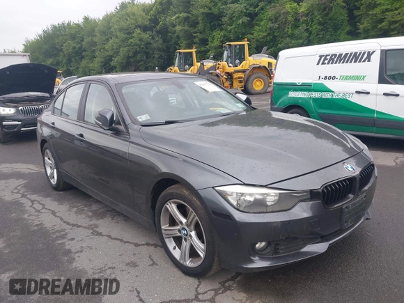 2015 BMW 3 Series 320i xDrive z VIN WBA3C3C56FK200968, wystawiony jako IAAI lot #42597719 z przebiegiem 160 922 mil mil oraz . Historia ofert i sprzedaży dostępna na DreamBid. Obrazek 1.