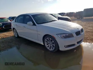 2011 BMW 3 Series 328i z VIN WBAPH5C57BA447804, wystawiony jako Copart lot #60619365 z przebiegiem 85 105 mil mil oraz Czysty tytuł • Clean title. Historia ofert i sprzedaży dostępna na DreamBid. Obrazek 4.