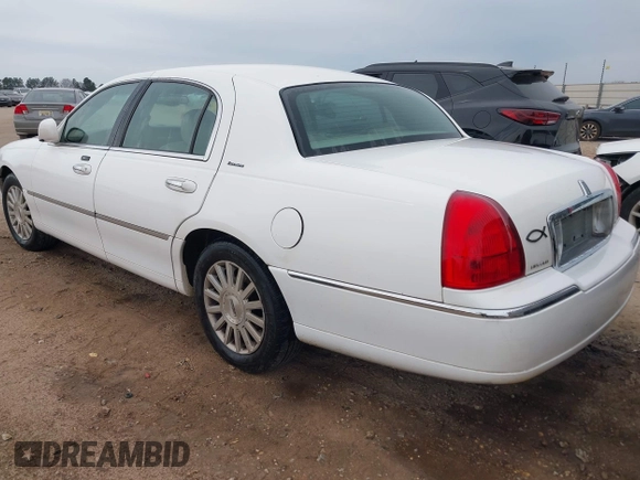 2003 Lincoln Town Car Executive z VIN 1LNHM81W93Y629010, wystawiony jako IAAI lot #41701635 z przebiegiem 247 049 mil mil oraz . Historia ofert i sprzedaży dostępna na DreamBid. Obrazek 3.