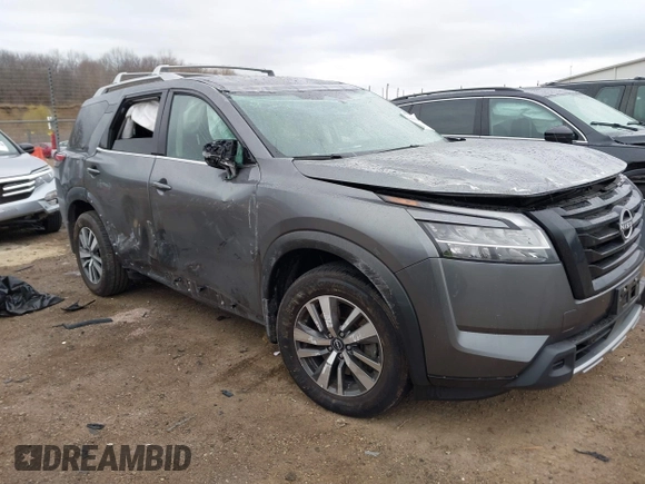 2024 Nissan Pathfinder SL z VIN 5N1DR3CC8RC233291, wystawiony jako IAAI lot #42006096 z przebiegiem 21 839 mil mil oraz . Historia ofert i sprzedaży dostępna na DreamBid. Obrazek 1.