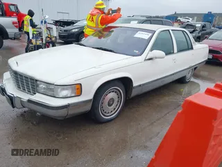 1996 Cadillac Fleetwood z VIN 1G6DW52P1TR700801, wystawiony jako IAAI lot #41945490 z przebiegiem 133 198 mil mil oraz . Historia ofert i sprzedaży dostępna na DreamBid. Obrazek 2.