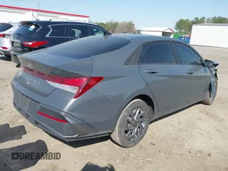 2024 Hyundai Elantra SEL z VIN KMHLM4DG1RU755188, wystawiony jako IAAI lot #41857576 z przebiegiem 18 183 mil mil oraz . Historia ofert i sprzedaży dostępna na DreamBid. Obrazek 4.