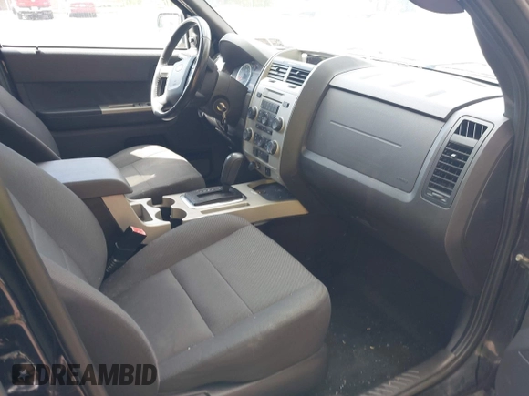 2010 Ford Escape XLT z VIN 1FMCU9DGXAKD25432, wystawiony jako IAAI lot #42195798 z przebiegiem 135 080 mil mil oraz . Historia ofert i sprzedaży dostępna na DreamBid. Obrazek 5.