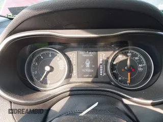 2020 Jeep Cherokee Latitude Plus z VIN 1C4PJMLB6LD585258, wystawiony jako IAAI lot #42411918 z przebiegiem 42 097 mil mil oraz . Historia ofert i sprzedaży dostępna na DreamBid. Obrazek 7.