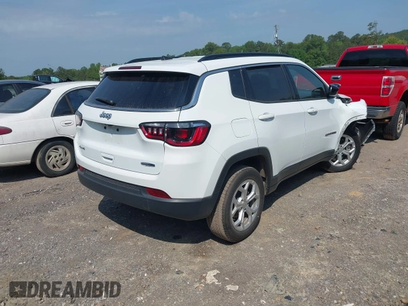 2024 Jeep Compass Latitude with VIN 3C4NJDBN4RT124422, listed as a IAAI auction lot 42152395 with 33,567 mi miles. Bid and sale history available at carsss.com. Image 4.