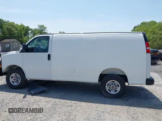 2025 GMC Savana Cargo z VIN 1GTW7AFP7S1140785, wystawiony jako IAAI lot #42340032 z przebiegiem 585 mil mil oraz . Historia ofert i sprzedaży dostępna na DreamBid. Obrazek 15.