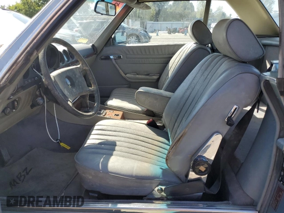 1984 Mercedes-Benz 380 SL z VIN WDBBA45A5EA014653, wystawiony jako Copart lot #48423055 z przebiegiem 107 383 mil mil oraz Czysty tytuł • Clean title. Historia ofert i sprzedaży dostępna na DreamBid. Obrazek 7.