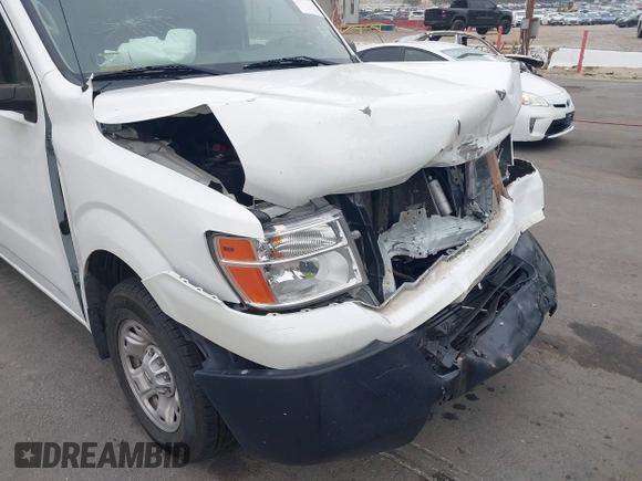 2021 Nissan NV Cargo SV z VIN 1N6BF0KYXMN805682, wystawiony jako IAAI lot #42152216 z przebiegiem 82 671 mil mil oraz . Historia ofert i sprzedaży dostępna na DreamBid. Obrazek 18.