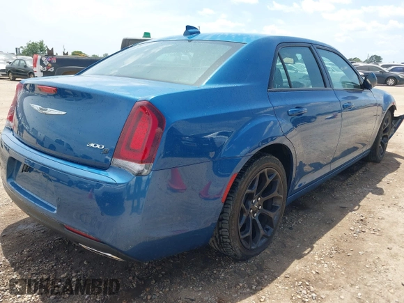 2020 Chrysler 300 S z VIN 2C3CCABG7LH188735, wystawiony jako IAAI lot #42051069 z przebiegiem 83 536 mil mil oraz . Historia ofert i sprzedaży dostępna na DreamBid. Obrazek 4.