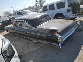 1962 Cadillac Fleetwood z VIN 62R115955, wystawiony jako Copart lot #74818464 z przebiegiem Nie podano mil oraz Szkoda całkowita • Salvage title. Historia ofert i sprzedaży dostępna na DreamBid. Obrazek 2.