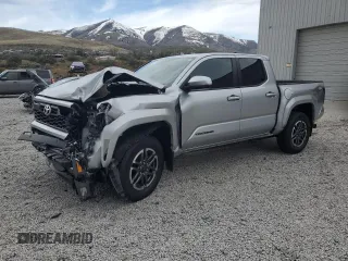 2024 Toyota Tacoma SR5 z VIN 3TMLB5JNXRM071005, wystawiony jako Copart lot #52920445 z przebiegiem 5 113 mil mil oraz Szkoda całkowita • Salvage title. Historia ofert i sprzedaży dostępna na DreamBid. Obrazek 1.