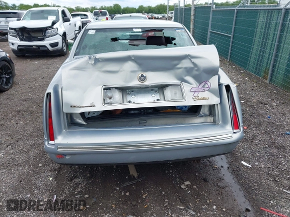 1998 Cadillac DeVille z VIN 1G6KD54Y7WU740871, wystawiony jako IAAI lot #42259686 z przebiegiem 124 542 mil mil oraz . Historia ofert i sprzedaży dostępna na DreamBid. Obrazek 6.