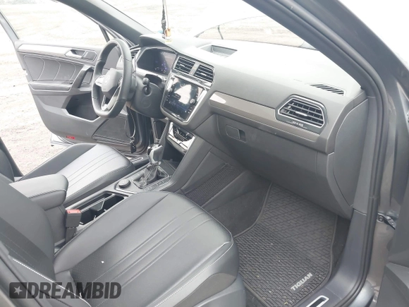 2024 Volkswagen Tiguan SE R-Line Black с VIN 3VV8B7AX4RM136788, выставлен на аукционе IAAI как лот 42246926 с пробегом 5 342 миль миль и . История ставок и продаж доступна на DreamBid. Изображение 5.