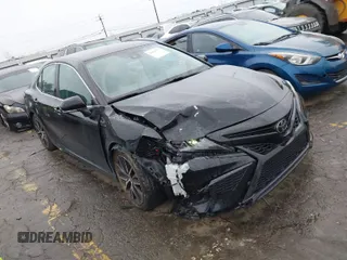 2022 Toyota Camry SE z VIN 4T1G11AK3NU029117, wystawiony jako IAAI lot #41618723 z przebiegiem 58 453 mil mil oraz . Historia ofert i sprzedaży dostępna na DreamBid. Obrazek 1.