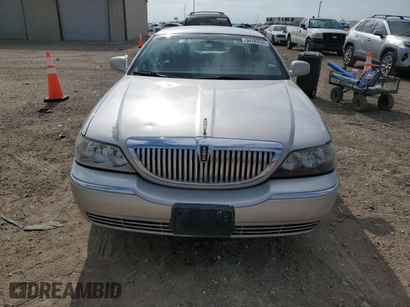 2009 Lincoln Town Car Signature Limited z VIN 2LNHM82V99X635551, wystawiony jako Copart lot #54103565 z przebiegiem 138 836 mil mil oraz Czysty tytuł • Clean title. Historia ofert i sprzedaży dostępna na DreamBid. Obrazek 5.