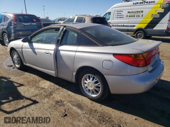 2001 Saturn SC z VIN 1G8ZY14751Z338353, wystawiony jako Copart lot #75086154 z przebiegiem 100 044 mil mil oraz Tytuł czysty. Historia ofert i sprzedaży dostępna na DreamBid. Obrazek 2.