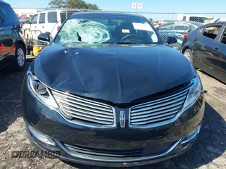 2016 Lincoln MKZ z VIN 3LN6L2G92GR612255, wystawiony jako IAAI lot #41647296 z przebiegiem 130 996 mil mil oraz . Historia ofert i sprzedaży dostępna na DreamBid. Obrazek 12.