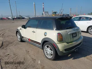2007 MINI Hardtop S z VIN WMWMF73567TL88079, wystawiony jako IAAI lot #42820770 z przebiegiem Nie podano mil oraz . Historia ofert i sprzedaży dostępna na DreamBid. Obrazek 3.