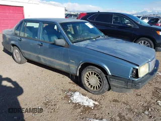 1993 Volvo 900 GLS z VIN YV1JS8839P1112547, wystawiony jako IAAI lot #41296396 z przebiegiem 217 656 mil mil oraz . Historia ofert i sprzedaży dostępna na DreamBid. Obrazek 1.