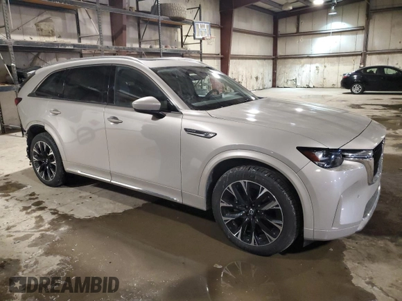 2024 Mazda CX-90 S z VIN JM3KK1HCXR1141115, wystawiony jako Copart lot #45179815 z przebiegiem 25 158 mil mil oraz Czysty tytuł • Clean title. Historia ofert i sprzedaży dostępna na DreamBid. Obrazek 4.