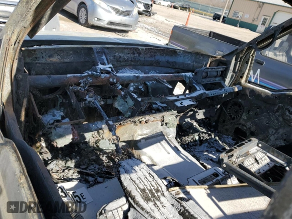 2000 Ford F-250 XL z VIN 1FTNX20F0YED45044, wystawiony jako Copart lot #41738605 z przebiegiem Nie podano mil oraz Szkoda całkowita • Salvage title. Historia ofert i sprzedaży dostępna na DreamBid. Obrazek 8.
