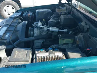 1996 Chevrolet Silverado 1500 z VIN 1GCEC19M9TE200696, wystawiony jako IAAI lot #42908779 z przebiegiem 237 959 mil mil oraz . Historia ofert i sprzedaży dostępna na DreamBid. Obrazek 19.