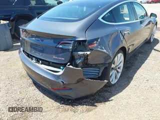 2018 Tesla Model 3 Long Range Battery z VIN 5YJ3E1EB8JF105886, wystawiony jako IAAI lot #42268190 z przebiegiem 80 917 mil mil oraz . Historia ofert i sprzedaży dostępna na DreamBid. Obrazek 6.