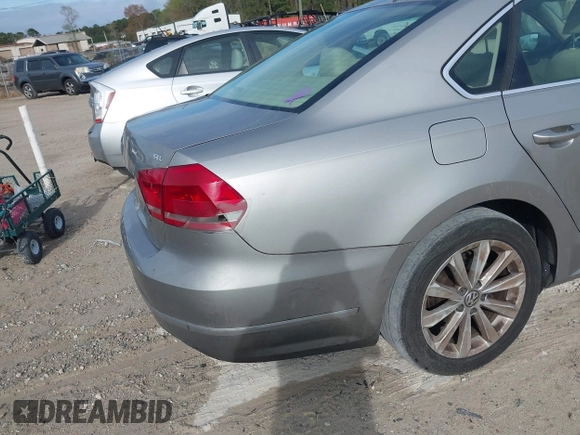 2013 Volkswagen Passat SEL Premium z VIN 1VWCP7A39DC045689, wystawiony jako IAAI lot #41903244 z przebiegiem 199 385 mil mil oraz . Historia ofert i sprzedaży dostępna na DreamBid. Obrazek 12.