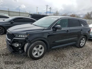 2021 Kia Sorento LX z VIN 5XYRG4LC7MG006894, wystawiony jako Copart lot #51697305 z przebiegiem 99 284 mil mil oraz Szkody całkowita. Historia ofert i sprzedaży dostępna na DreamBid. Obrazek 1.