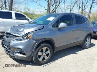 2020 Chevrolet Trax LS z VIN 3GNCJNSB5LL157348, wystawiony jako IAAI lot #41990151 z przebiegiem 101 555 mil mil oraz . Historia ofert i sprzedaży dostępna na DreamBid. Obrazek 6.