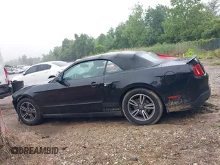2011 Ford Mustang V6 z VIN 1ZVBP8EM7B5139351, wystawiony jako IAAI lot #42471805 z przebiegiem 80 513 mil mil oraz . Historia ofert i sprzedaży dostępna na DreamBid. Obrazek 14.