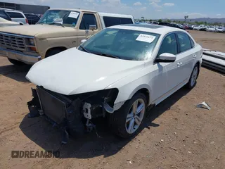 2014 Volkswagen Passat SEL Premium z VIN 1VWCN7A37EC077905, wystawiony jako IAAI lot #42421674 z przebiegiem 83 889 mil mil oraz . Historia ofert i sprzedaży dostępna na DreamBid. Obrazek 2.