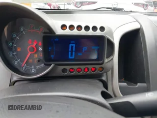 2014 Chevrolet Sonic LT z VIN 1G1JC5SH9E4159913, wystawiony jako IAAI lot #42253329 z przebiegiem 156 333 mil mil oraz . Historia ofert i sprzedaży dostępna na DreamBid. Obrazek 7.