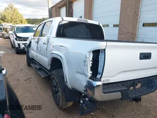 2023 Toyota Tacoma SR5 z VIN 3TYAZ5CN6PT039427, wystawiony jako IAAI lot #40866490 z przebiegiem 18 481 mil mil oraz . Historia ofert i sprzedaży dostępna na DreamBid. Obrazek 3.
