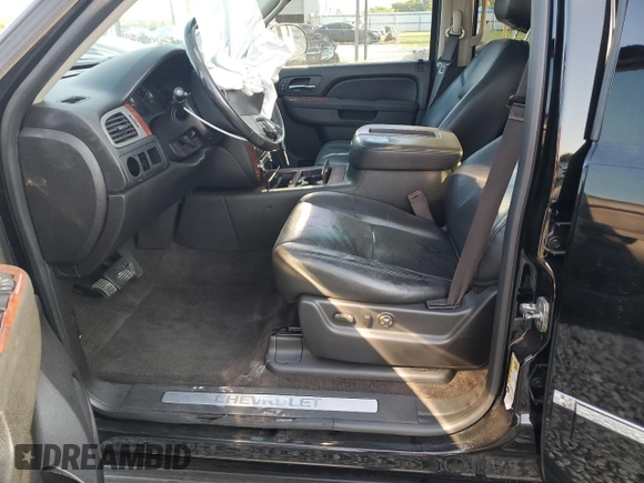 2014 Chevrolet Tahoe LTZ z VIN 1GNSCCE0XER103558, wystawiony jako Copart lot #67590424 z przebiegiem Nie podano mil oraz Szkoda całkowita • Salvage title. Historia ofert i sprzedaży dostępna na DreamBid. Obrazek 7.