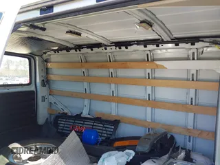 2017 GMC Savana Cargo z VIN 1GTW7AFF7H1915702, wystawiony jako IAAI lot #41768370 z przebiegiem 120 997 mil mil oraz . Historia ofert i sprzedaży dostępna na DreamBid. Obrazek 8.