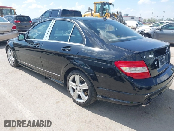 2011 Mercedes-Benz C 300 Sport z VIN WDDGF8BB6BR133621, wystawiony jako IAAI lot #42561902 z przebiegiem 106 078 mil mil oraz . Historia ofert i sprzedaży dostępna na DreamBid. Obrazek 3.