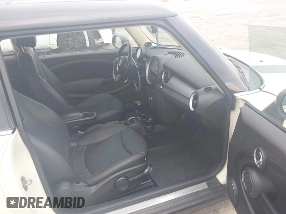 2011 MINI Hardtop z VIN WMWSU3C52BT096539, wystawiony jako IAAI lot #42140064 z przebiegiem 89 046 mil mil oraz . Historia ofert i sprzedaży dostępna na DreamBid. Obrazek 5.