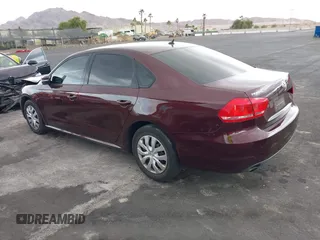 2014 Volkswagen Passat S z VIN 1VWAP7A37EC018810, wystawiony jako IAAI lot #40968457 z przebiegiem 102 606 mil mil oraz . Historia ofert i sprzedaży dostępna na DreamBid. Obrazek 3.